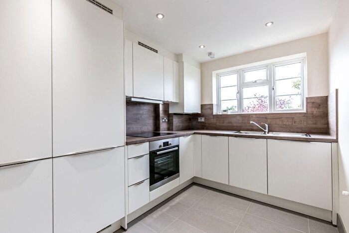 2 Bedroom Flat To Rent In Avenue Road, London, N14