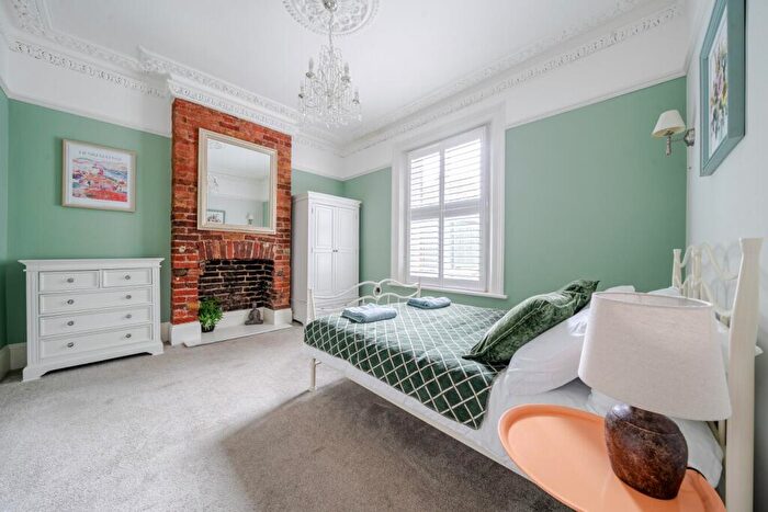 2 Bedroom Flat For Sale In Thurlow Hill, West Dulwich, London, SE21