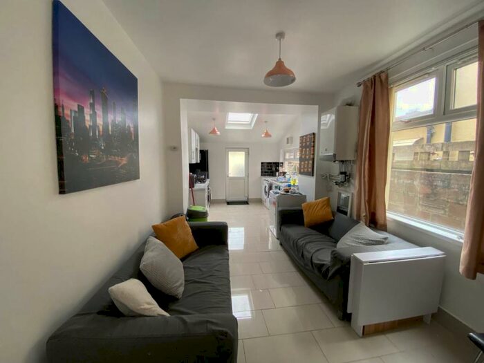 5 Bedroom House To Rent In North Road, Cathays, Cardiff, CF10