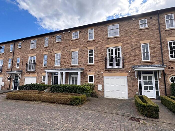 4 Bedroom Town House For Sale In The Square, Anlaby, HU10