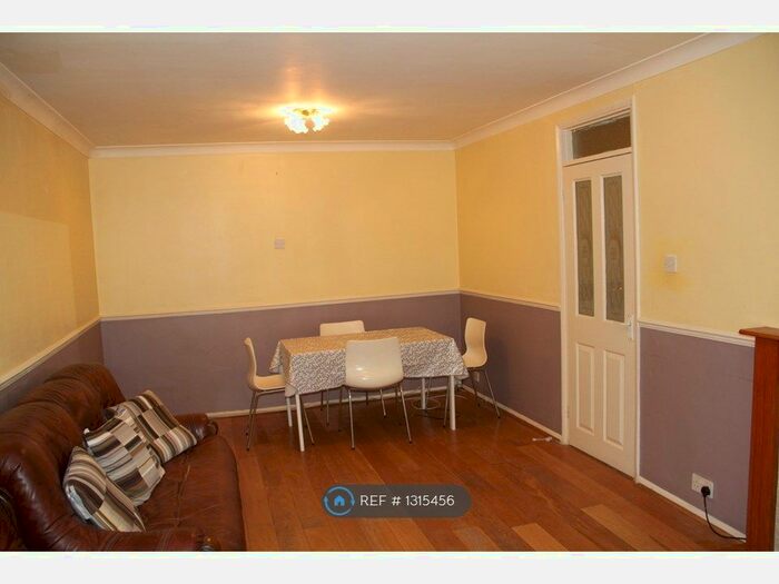 2 Bedroom Flat To Rent In Richmond Court, Kingston Upon Thames KT2