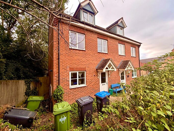 3 Bedroom Semi-Detached House For Sale In Dunster Close, Rugby, CV22