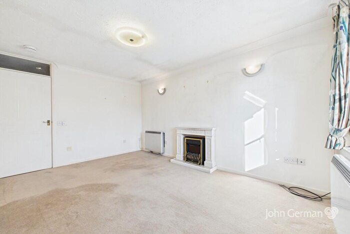 1 Bedroom Flat For Sale In Derwent Close, Burton-on-Trent, DE14