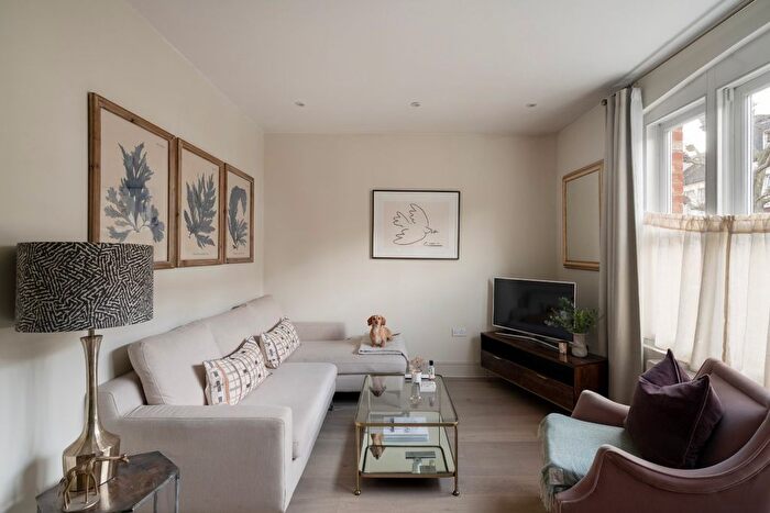 1 Bedroom Flat For Sale In Hazlebury Road, Sands End, SW6
