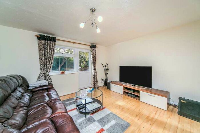 2 Bedroom Apartment To Rent In Valerie Court, Bath Road, RG1