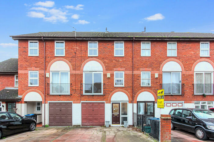 4 Bedroom Town House To Rent In Kennet Square, Colliers Wood Borders, Mitcham, CR4
