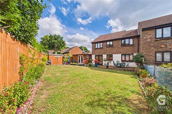 2 Bedroom Apartment For Sale In Connaught Gardens, West Green, Crawley, West Sussex, RH10