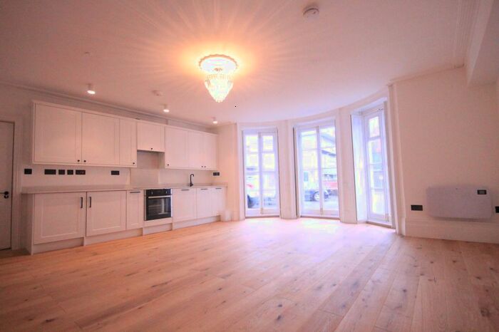 Studio To Rent In No Deposit Option, Shenfield Road, Brentwood, CM15
