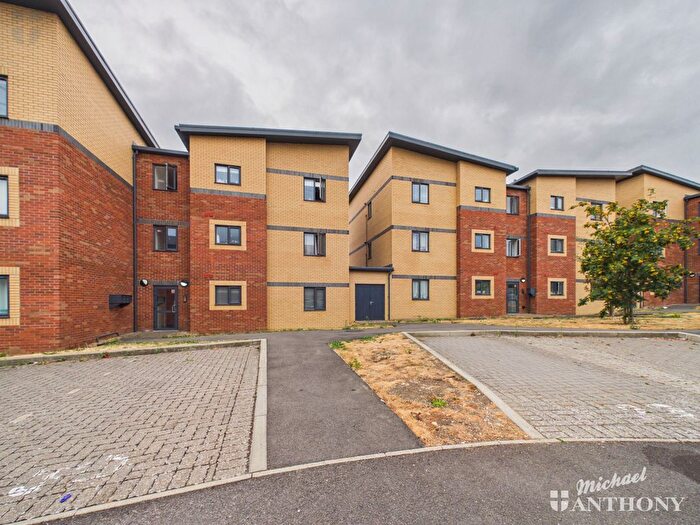 2 Bedroom Flat For Sale In Ainger Close, Aylesbury, HP19