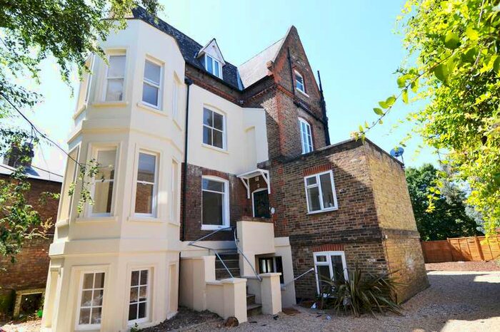 3 Bedroom Flat To Rent In Hampton Road, Twickenham, TW2