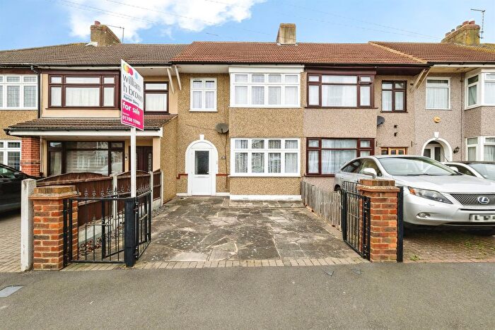 3 Bedroom Terraced House For Sale In Rothbury Avenue, Rainham, RM13