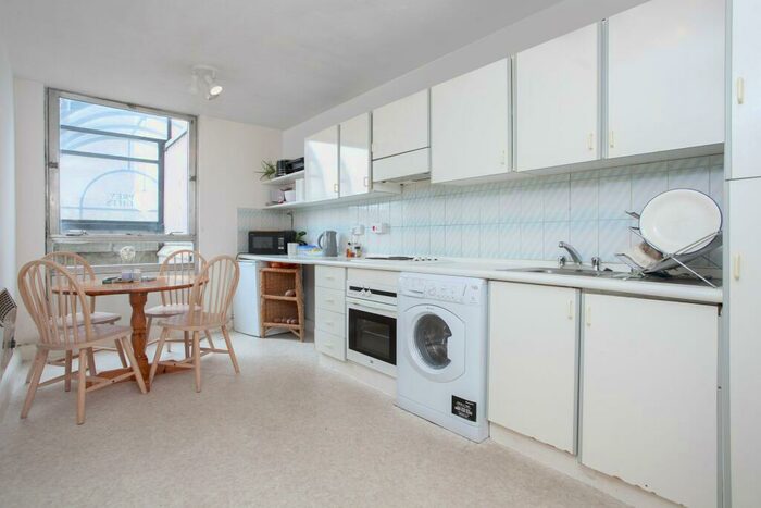 2 Bedroom Flat To Rent In Bramlands Close, SW11