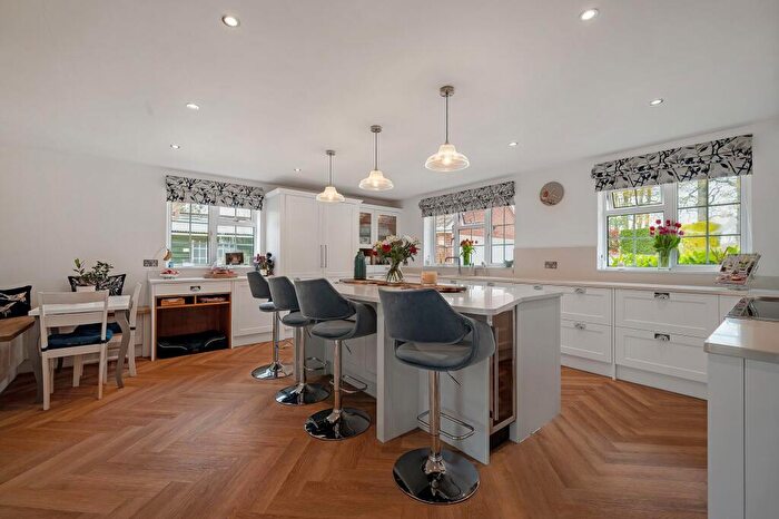 5 Bedroom Detached House For Sale In Carbinswood Lane, Bucklebury Common, RG7