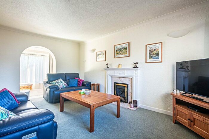 4 Bedroom Detached House For Sale In Halifax Road, Grenoside, S35