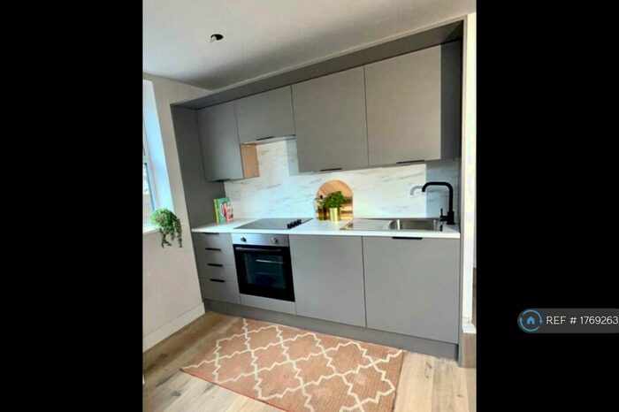 2 Bedroom Flat To Rent In Bell Street, Huddersfield, HD4