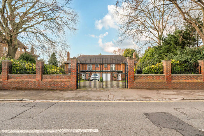 4 Bedroom Semi Detached House For Sale In Court Road, London, SE9