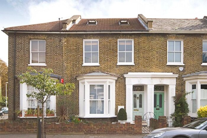 2 Bedroom Flat For Sale In Fassett Square, Hackney, London, E8