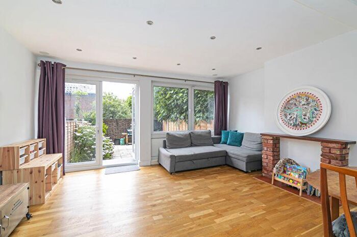 3 Bedroom Duplex To Rent In Pennyfields, Limehouse, E14