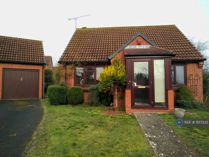 2 Bedroom Bungalow To Rent In Parsley Close, Reading, RG6