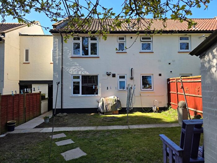 2 Bedroom Maisonette For Sale In Frensham Green, Reading, Berkshire, RG2