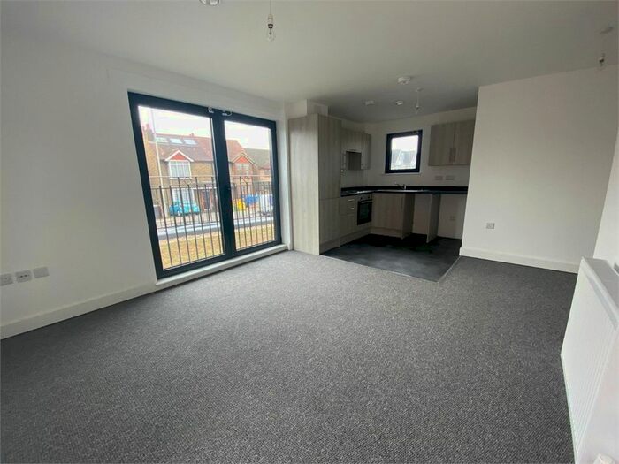 2 Bedroom Flat To Rent In Heathrow Gateway, Langley, Berkshire SL3