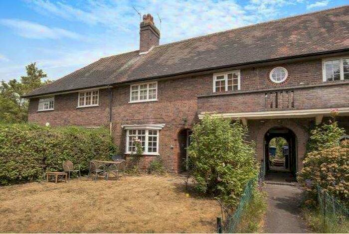 1 Bedroom Maisonette Flat To Rent In Neale Close, Hampstead Garden Suburb N2