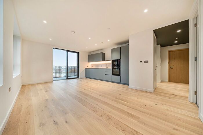 2 Bedroom Flat To Rent In Peninsula Gardens, Mabyn Lane, Lower Riverside, Greenwich Peninsula, SE10