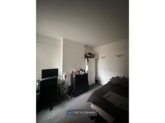 2 Bedroom Flat To Rent In Edgeley Road, London, SW4