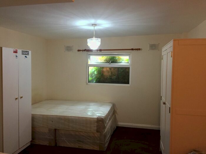 Studio To Rent In Hanworth Road, Hounslow, TW3