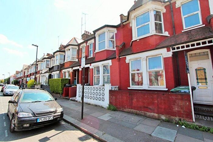 Flat To Rent In Dowsett Road, Tottenham, London, N17