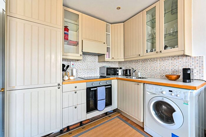 2 Bedroom Flat To Rent In Redcliffe Gardens, Chelsea, London, SW10
