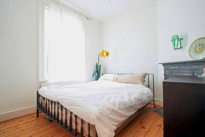 2 Bedroom Flat To Rent In Felsham Road, West Putney, London, SW15