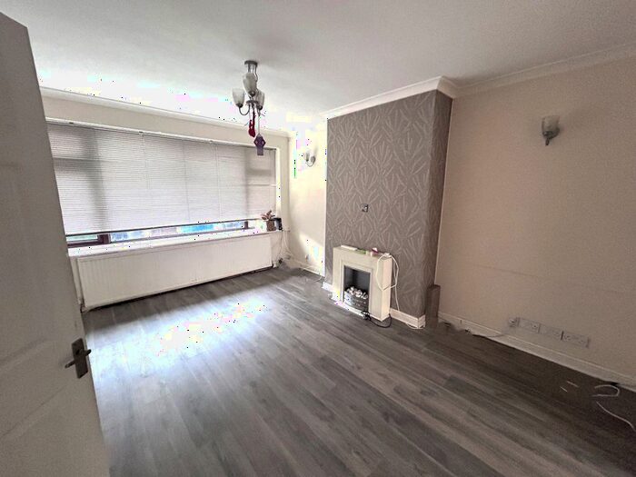 3 Bedroom Semi-Detached House To Rent In Roundhey, Heald Green, Cheadle, SK8