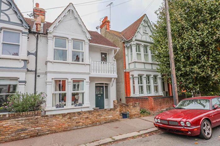 3 Bedroom End Of Terrace House For Sale In Oakleigh Park Drive, Leigh-On-Sea, SS9