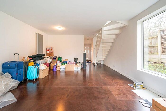 3 Bedroom End Of Terrace House To Rent In Kings Head Hill, Chingford, London, E4