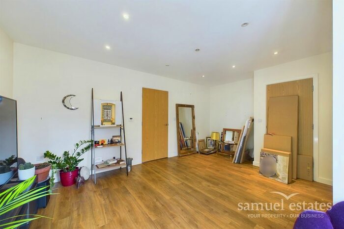 4 Bedroom Terraced House To Rent In Cairns Avenue, Streatham, SW16