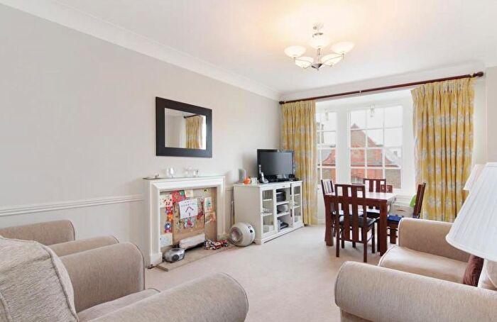 2 Bedroom Flat To Rent In Baker Street, Marylebone, London, NW1