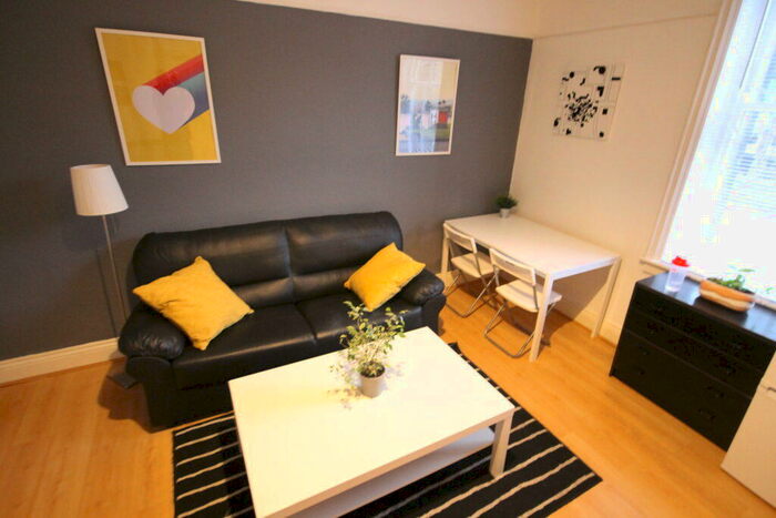 1 Bedroom Flat To Rent In Headingley Lane, Headingley, Leeds, LS6