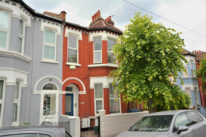 3 Bedroom Flat To Rent In Warren Road, Colliers Wood, SW19