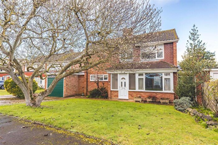 3 Bedroom Detached House For Sale In Hanley Close, Windsor, SL4