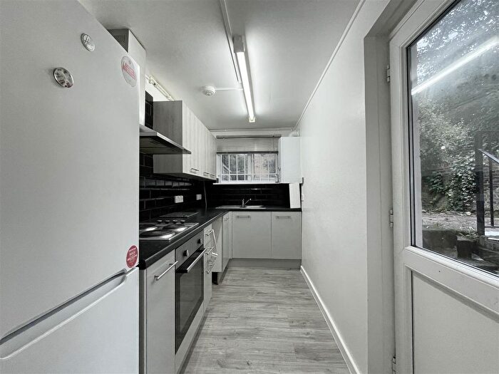 2 Bedroom Flat To Rent In Amhurst Road, Hackney, E8