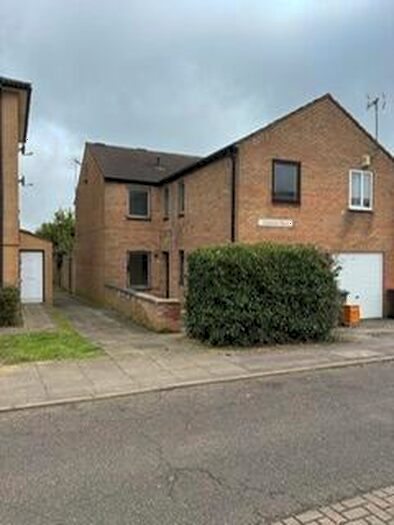 3 Bedroom Terraced House To Rent In Coltsfoot Place, Milton Keynes, MK14