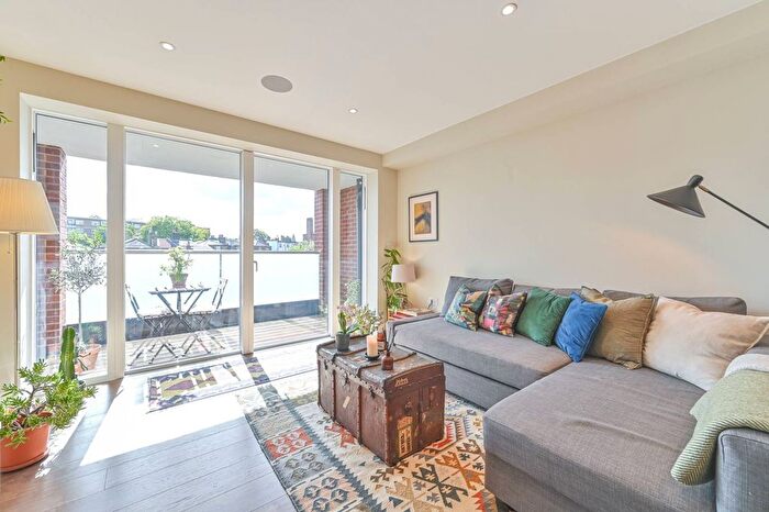 2 Bedroom Flat For Sale In New Park Road, Clapham Park, London, SW2
