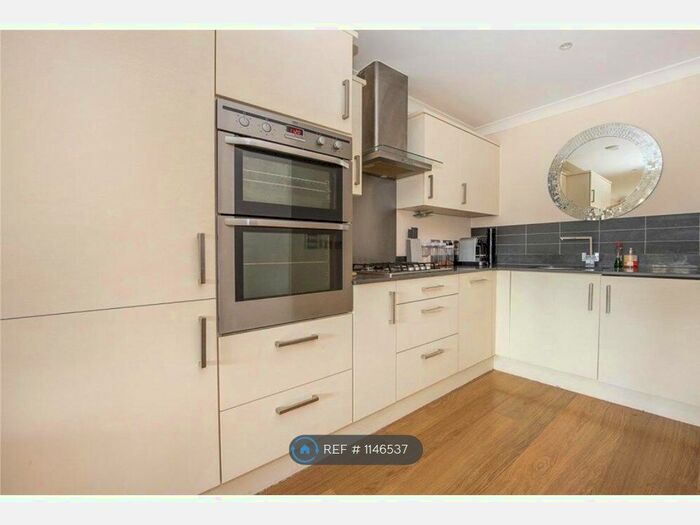 1 Bedroom Flat To Rent In Albany Park Road, Kingston Upon Thames, KT2