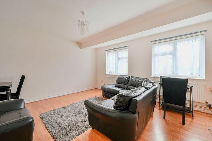 2 Bedroom Flat To Rent In Clayponds Gardens, Ealing, London, W5