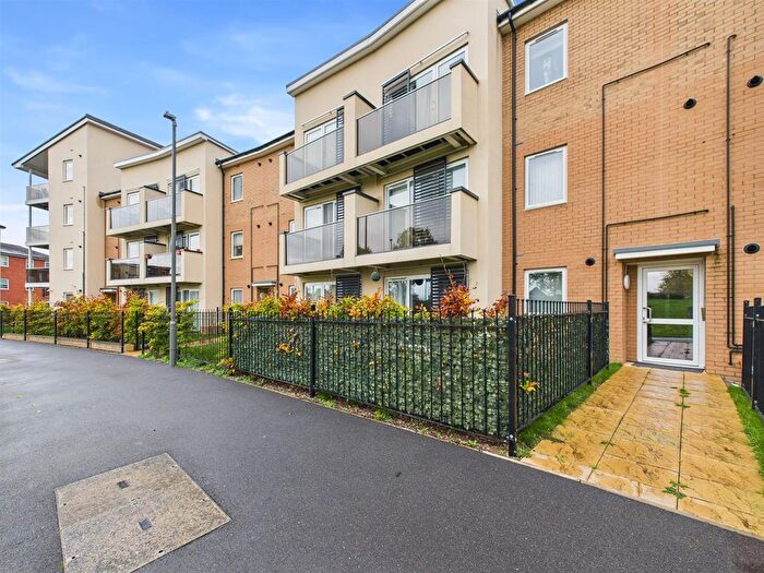 2 Bedroom Flat For Sale In Great Ground, Berryfields, Aylesbury, HP18