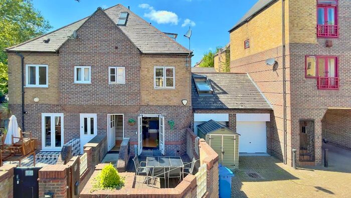 2 Bedroom Detached House To Rent In Trafalgar Close, London, SE16