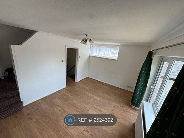 2 Bedroom Maisonette To Rent In Pembury Court, Hayes, UB3