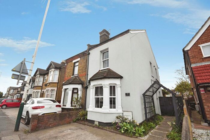 3 Bedroom Semi Detached House For Sale In Havering Road, Romford, RM1