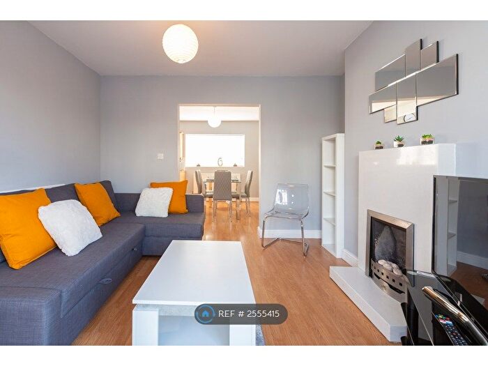 3 Bedroom Semi-Detached House To Rent In Roundhay Grove, Leeds, LS8